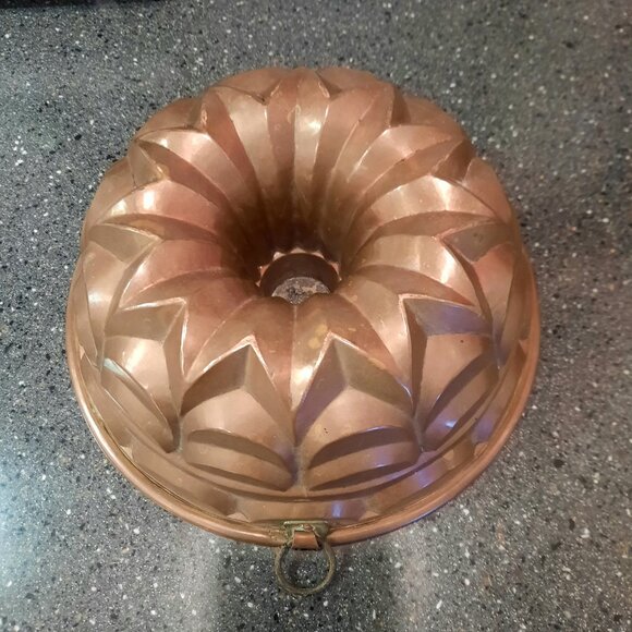 Vintage Large Copper Bundt Pan, 10.5" x 4" Deep - Picture 3 of 7